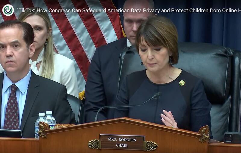 美国联邦众议员罗杰斯（Cathy McMorris Rodgers）表示，TikTok 可收集任何可以想象的数据，并受中共的操纵。她同时提醒若证人给出虚假的答案，会被追究法律责任。（视频截图/美国国会）