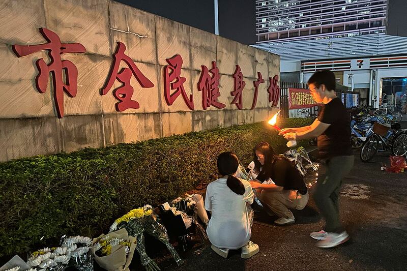 2024年11月11日，广东珠海体育中心发生男子驾车蓄意撞人事件后，市民前来悼念并献花。（美联社）