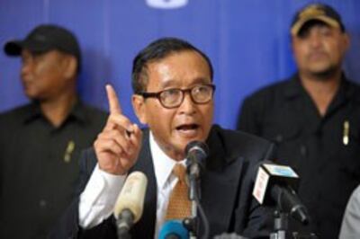 Lãnh tụ đảng đối lập Sam Rainsy phát biểu trước báo chí tại thủ đô Phnom Penh ngày 29 tháng 7, 2013. AFP