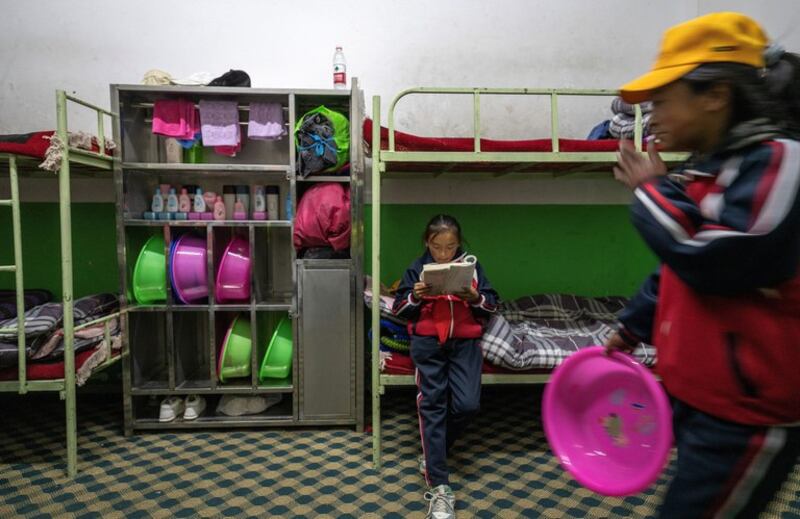 2023年6月5日在宿舍内读书的西藏日喀则一所小学的学生（Fei Maohua/Xinhua via Getty Images）