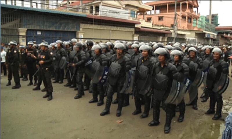 Military police personnel getting ready to stop the march by workers. 