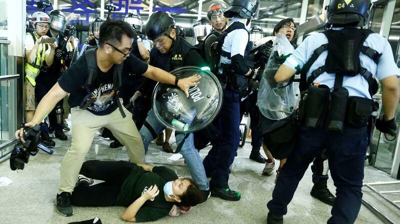 2019年8月13日，在香港国际机场防爆警察袭击示威者。（路透社）