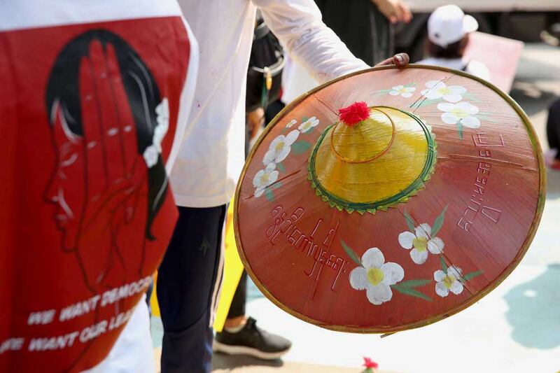 Wearing red shows support for Aung San Suu Kyi and her party, the NLD. (RFA)