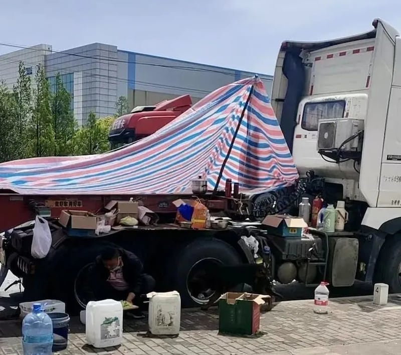 貨運司機不得離車，風餐露宿。（網絡視頻截圖）