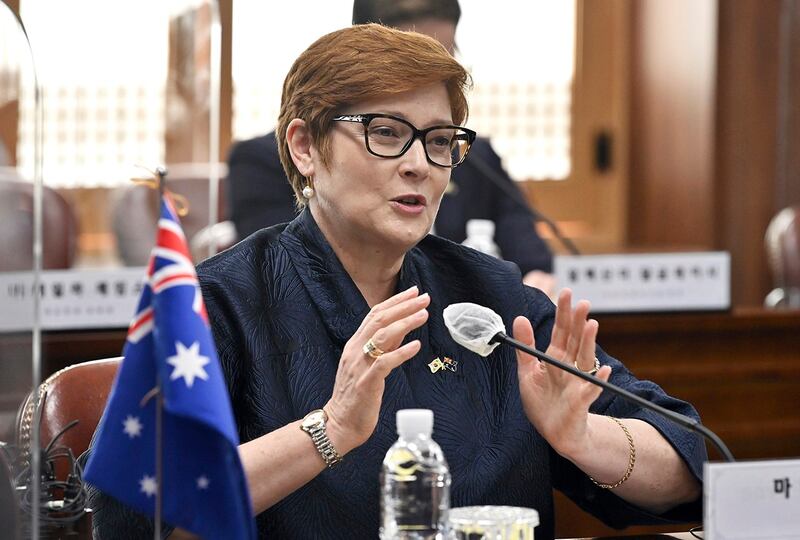 澳大利亚外长佩恩（Marise Payne）2022年5月7日会见所罗门群岛外长（美联社图片）