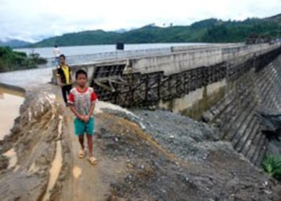 Thân đập chính công trình thủy điện Sông Tranh 2, nơi xuất hiện 4 vết nứt, rò rỉ nước. Ảnh: Trí Tín./Vietbao