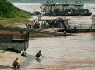 Bến phà Lancang bên phía Trung Quốc. AFP