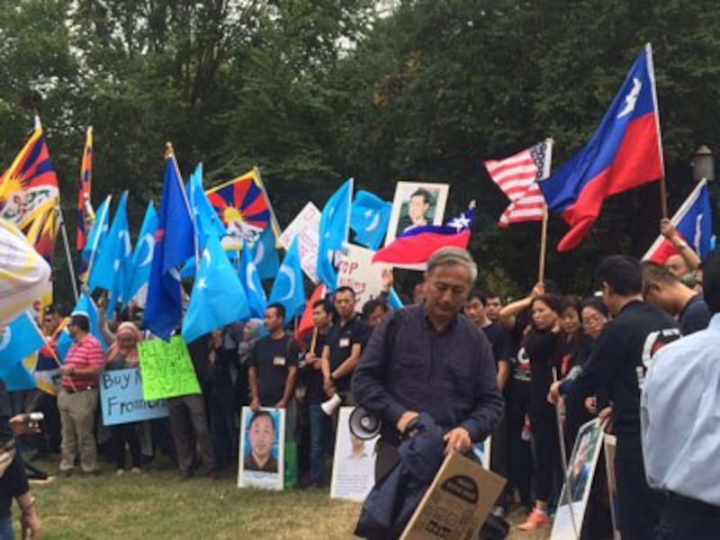 Anti-China protesters carry banners and flags outside the White House in Washington, Sept. 25, 2015. Credit: RFA