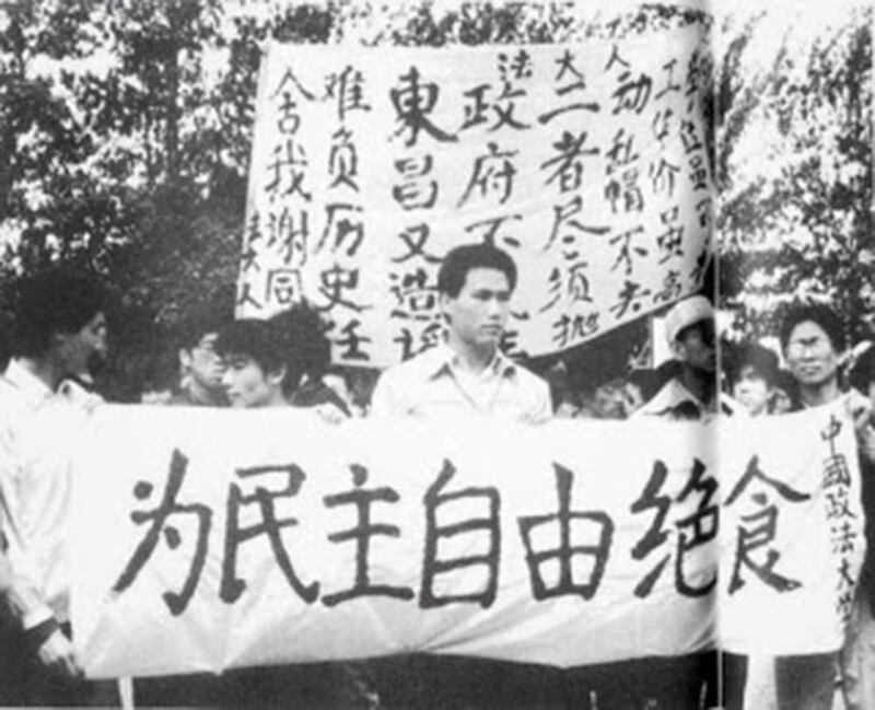 1989年5月13日，浦志强（中）带领政法大学绝食学生出发。（六四档案图）