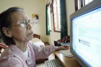 Cụ Bà Lê Hiền Đức chụp tại nhà vào năm 2007. AFP