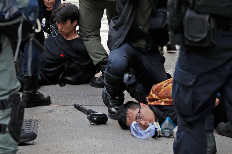 2019年8月11日，香港反送中游行示威者被防暴警察抓捕。（美联社）