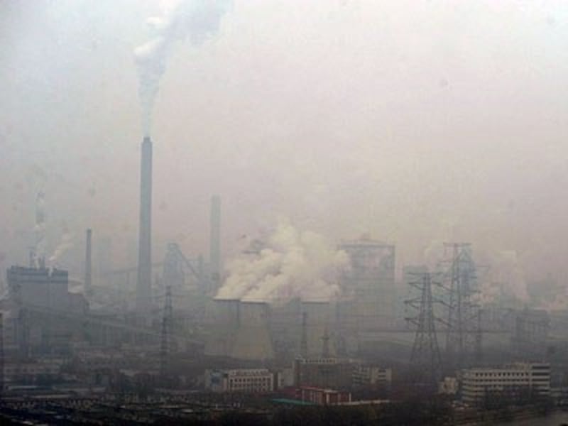 Chimneys at a factory discharge smoke in heavy smog in Taiyuan, northern China's Shanxi province, Jan. 6, 2017.