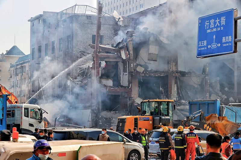 与北京相邻的河北三河燕郊镇迎宾路一栋楼房3月13日上午突然爆炸，附近多栋建筑受损严重。（China Daily via REUTERS）