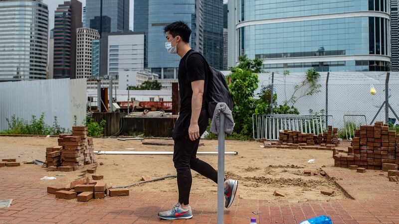 2019年6月12日，一名年青人在香港政府总部附近人行道上行走。（法新社）