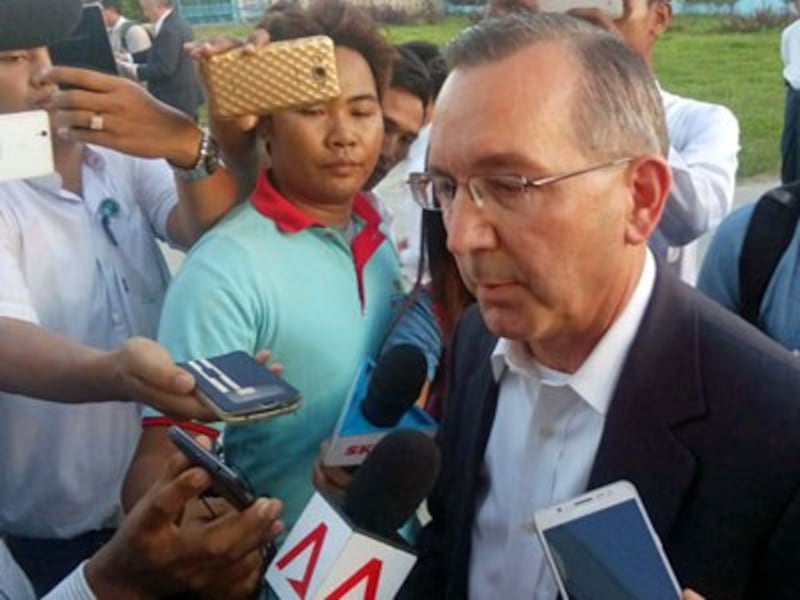 U.S. Ambassador to Myanmar Scot Marciel (R) is interviewed by journalists upon his arrival in Sittwe, western Myanmar's Rakhine state, Nov. 3, 2016. 