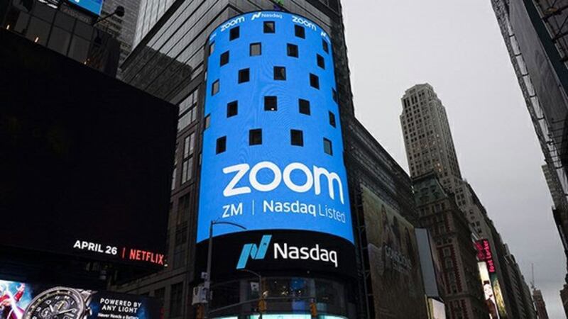 美国纽约街头显示的视频会议平台公司Zoom标志。（美联社）