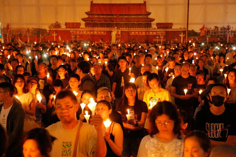 2019年6月4日，香港超过18万市民在维多利亚公园举行烛光晚会，悼念六四30周年。（美联社）