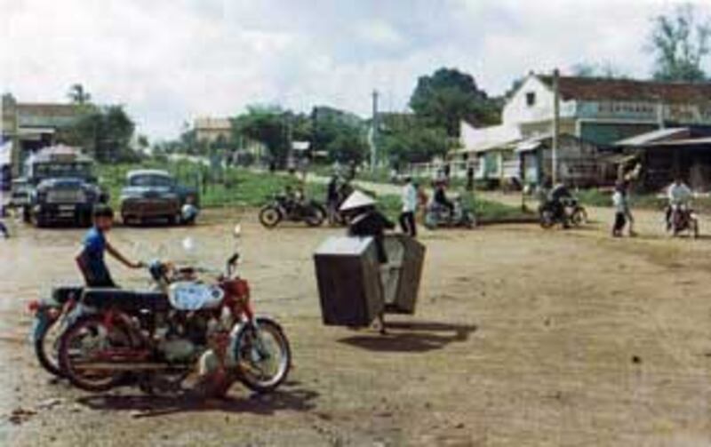 Bến xe chợ mới An Lộc năm 1969. Photo courtesy of binhlongblog.