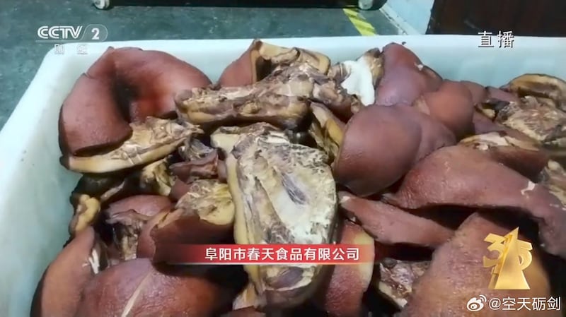 央视曝光未经严格处理的槽头肉制作梅菜扣肉预制菜。（CCTV/微博）