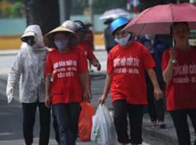 Một nhóm dân oan khiếu kiện đất đai tại Hà Nội hôm 29/8/2012, ảnh minh họa. AFP photo 