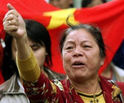 Một phự nữ tham gia biểu tình trước tòa Đại sứ Trung Quốc ở Hà nội. Tháng 12, 2007/AFP