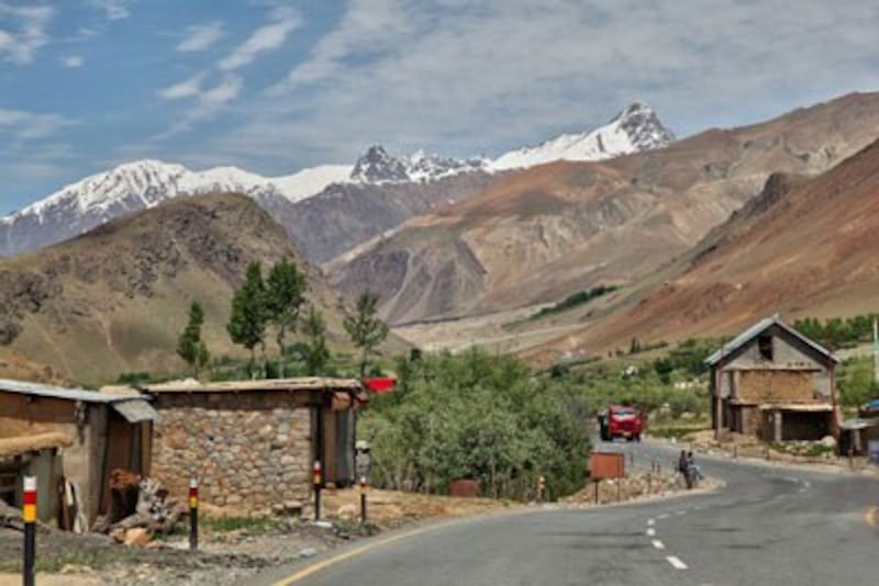 Con đường Tơ lụa đoạn đi qua làng Himalaya ở Ladakh, Ấn Độ. 