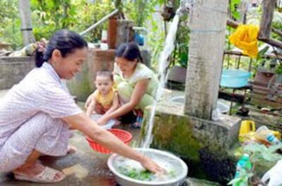 Bộ Tài Nguyên- Môi trường hô hào tiết kiệm nước vì nước ngầm có những nơi khai thác quá mức. Courtesy khoahoc-vn