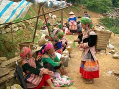 Người dân tộc Hmong mua bán trong ngày họp chợ.(Ảnh minh họa RFA)