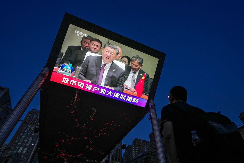 2023年8月24日，北京一家户外购物中心，大屏幕播放习近平在南非举行的金砖国家峰会上发表讲话的新闻。（美联社）