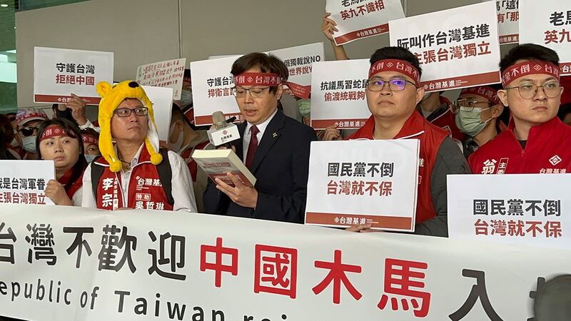 台湾前总统马英九7日结束中国访问十二天行程，返抵台湾桃园国际机场，遭到独派人士抗议。（记者夏小华摄）