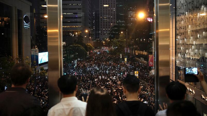 香港民众2019年10月14日在中环街头抗议（美联社）