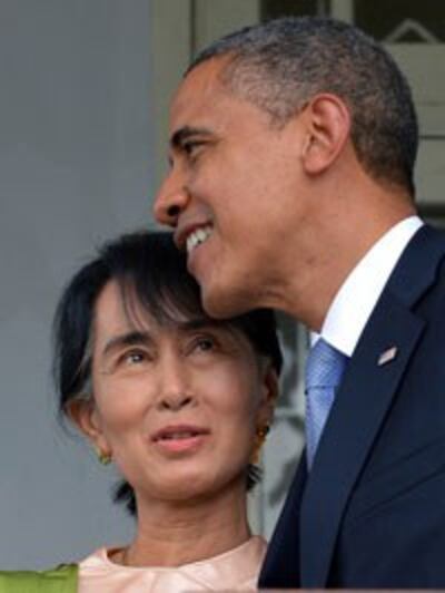 Tổng thống Mỹ Barack Obama ôm lãnh đạo đối lập Myanmar Aung San Suu Kyi sau cuộc họp tại nơi cư trú của bà ở Yangon vào ngày 19 tháng 11 năm 2012. AFP photo