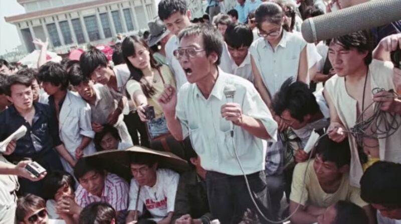 1989年刘晓波在天安门广场与学生并肩而战。 （视频截图/youtube/The last words of Liu Xiaobo）