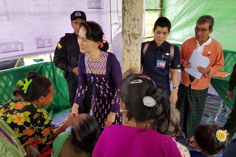 Bà Aung San Suu Kyi (giữa bên trái) gặp người thiểu số Myo ở Maungdaw, bang Rakkhine hôm 2/11/2017