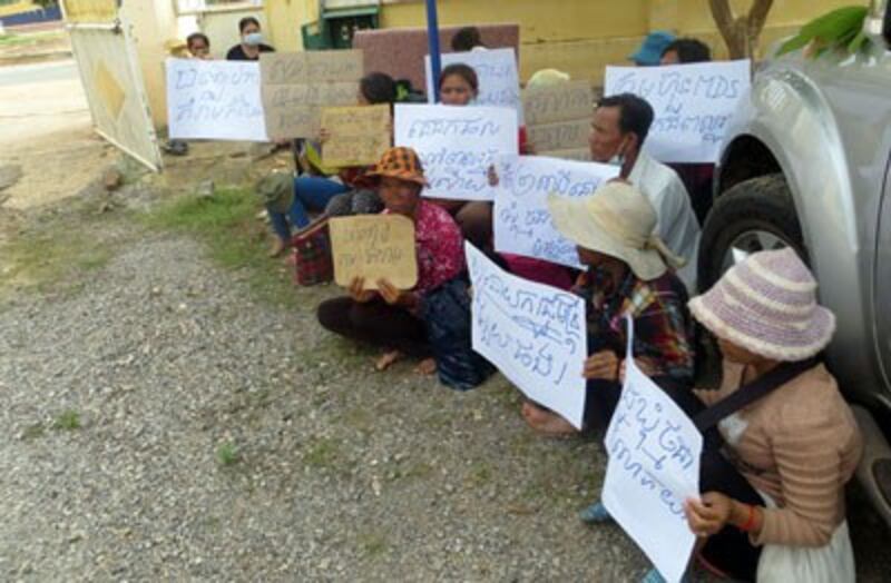 Villagers protest against Try Pheap's MDS Group in Pursat province, Nov. 27, 2013. Credit: RFA