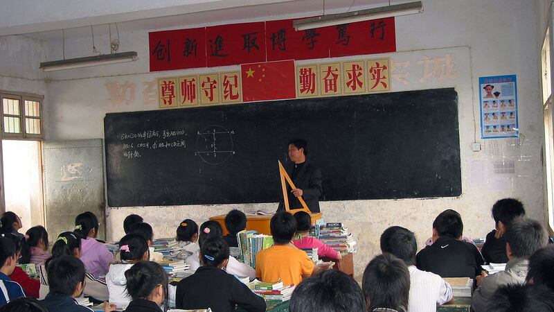 图为安徽省明川市，农民工子女在第一批特殊计划的学校中学习。（法新社）