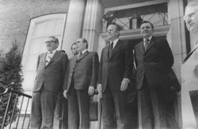 Ngoại trưởng Henry Kissinger- CT. Leonid Brejnev-TT. Gerald Ford- Ngoại trưởng Andrei Gromyko tại hội nghị Helsinky tháng 7, 1975 - Courtesy of Gerald Ford library