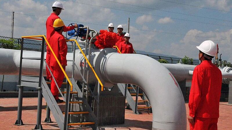 Chinese workers of China Petroleum and Chemical Corp. (Sinopec) install pipes at a natural gas gathering station in Puyang, central China's Henan province, July 31, 2016. 