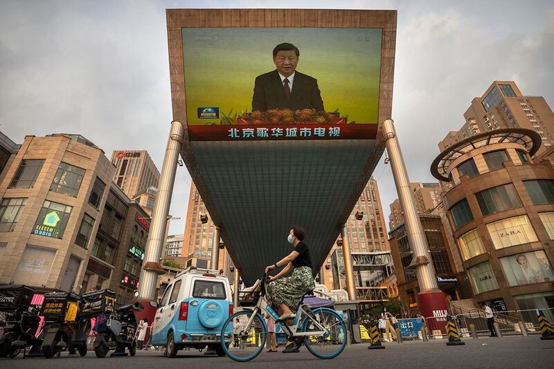 在北京购物中心外，屏幕播放习近平的画面。（美联社）