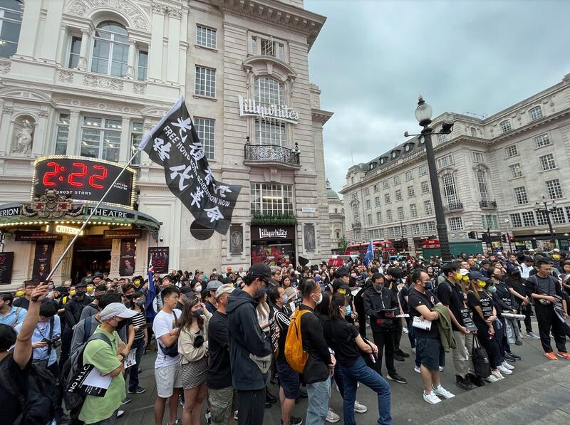 香港“7.21暴力袭击事件”三周年，近300名在英港人在伦敦集会，以默站方式抗议。 （吕熙摄）