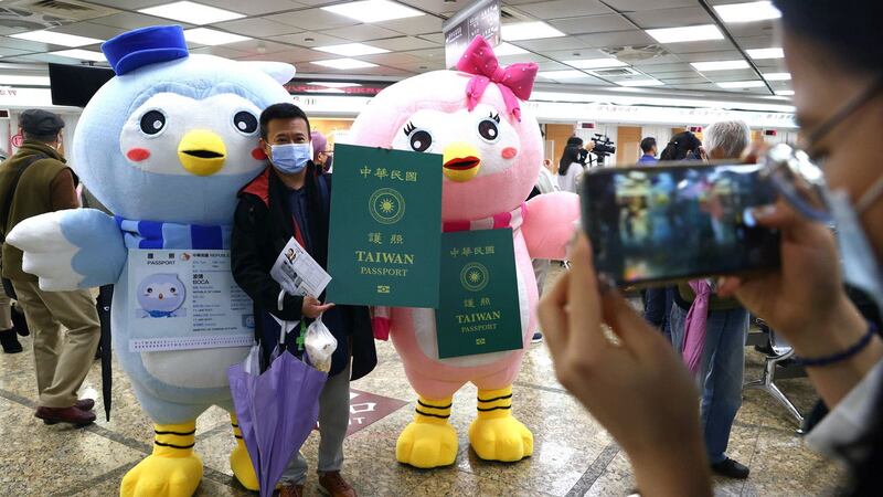 台湾新版护照申办首日，吸引两千多名民众申办。（路透社）