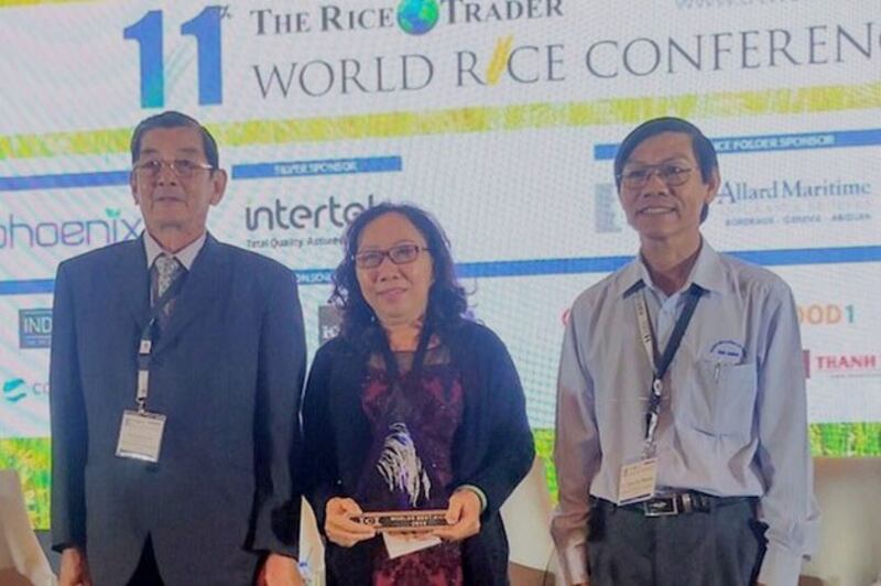 Kỹ sư Hồ Quang Cua (trái) tại cuộc thi World's Best Rice, do The Rice Trader tổ chức ở Philippines ngày 12 tháng 11 năm 2019.