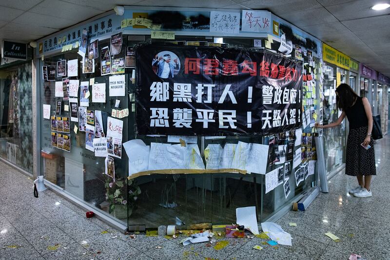 香港元朗21日发生大批白衣人殴打市民的暴力事件后，事前曾与白衣人握手并称对方为“英雄”的立法会议员何君尧成为众矢之的。图为2019年7月22日,香港建制派议员何君尧办公服务处狼藉被砸。（法新社）