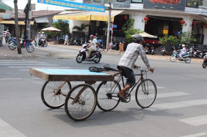 Một người kéo xe lôi ở vùng ngoại ô thành phố Long Xuyên, An Giang. Ảnh minh họa.