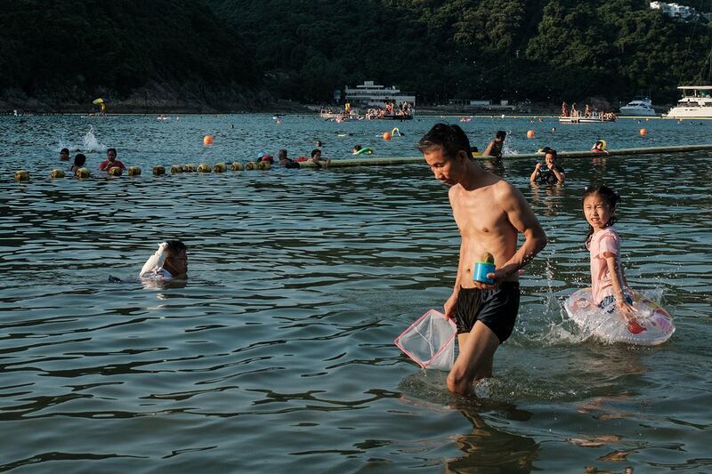 热浪持续席卷中国南方城市，民众跳下海消暑，不过，海洋升温和酸化危机却往往没被看见。（法新社）