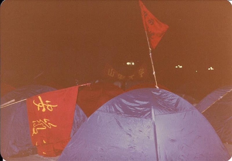 1989年5月27日夜，香港学联代表携带捐赠的帐篷等物质抵达天安门广场 。（六四档案图）