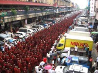 monks_march_A_09-24-07_200p.jpg