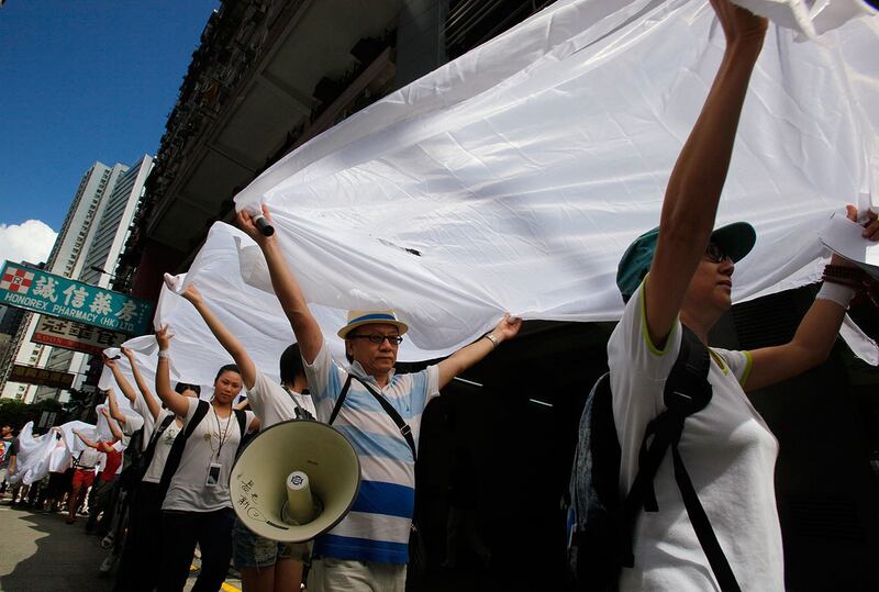 资料图片：2010 年 8 月 1 日，抗议者在香港市中心的一条街道上呼吁保护粤语方言。 （美联社）