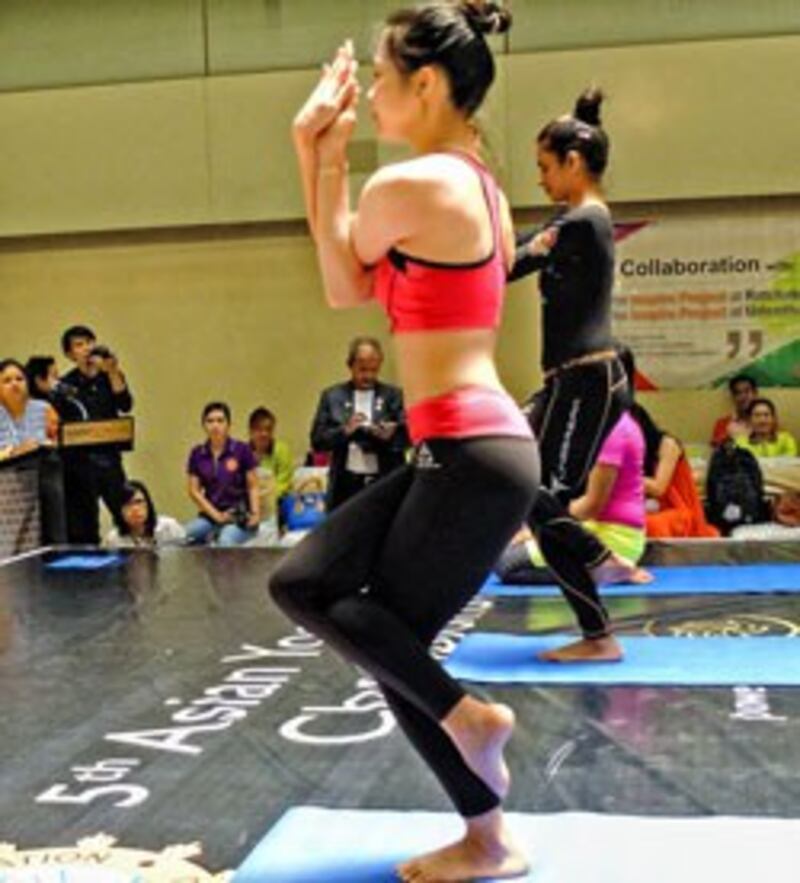 Trong lúc thi bài tập yoga