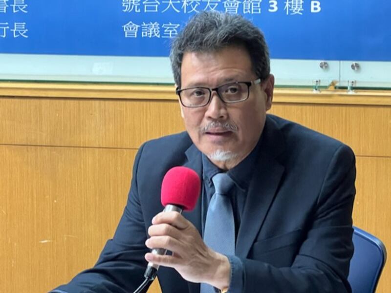 台湾国际战略学会执行长罗庆生指出，民调凸显台湾年轻人对抗中国，但有对于延长服役意愿低的矛盾心态。(记者 黄春梅摄)